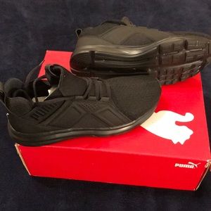 Black Puma tennis shoes 9. 5